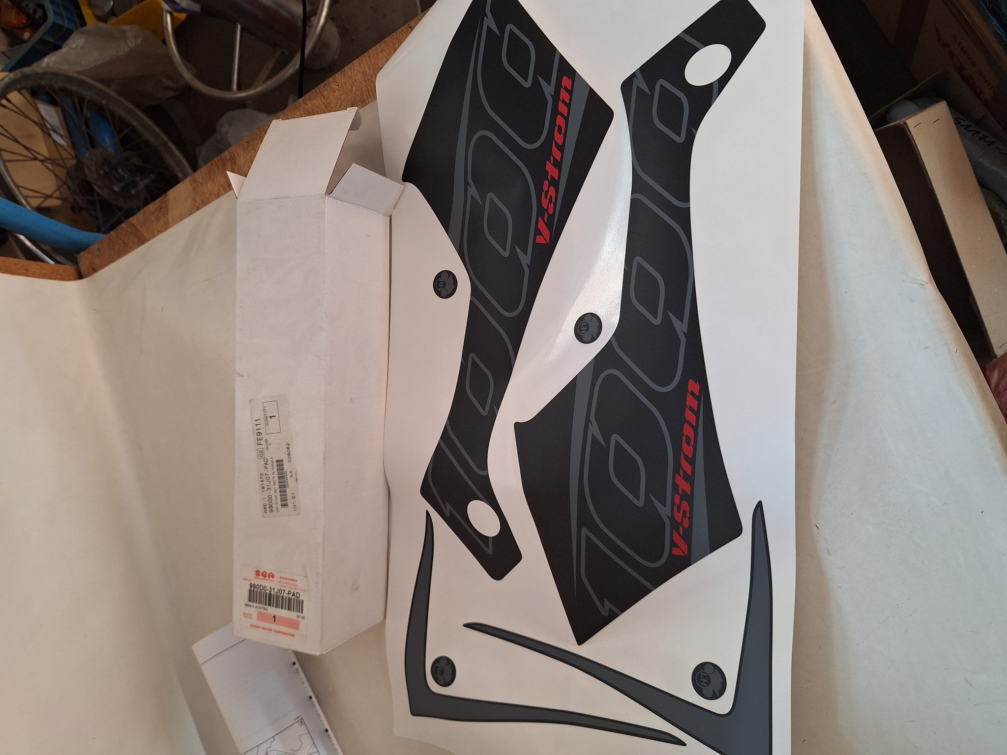 Picture of SUZUKI  DEK.STICK.SET SEITE DL1000AL4  990D0-31J07-PAD